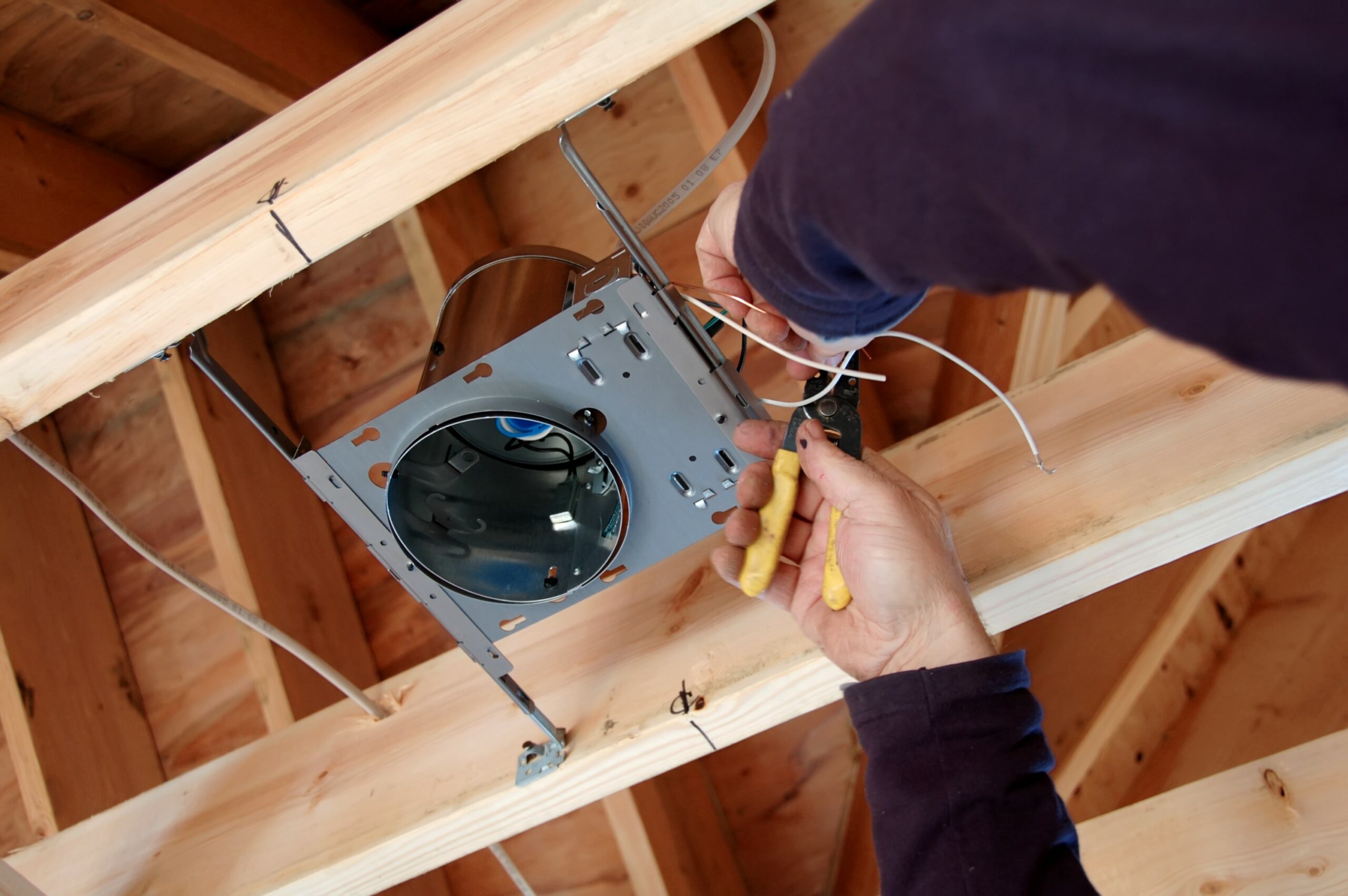 Installation des Lichtkastens in einem modernen Holzhaus.